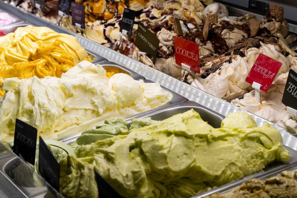 Dnevna ponudba svežih sladoledov v Kavarni Cappuccino