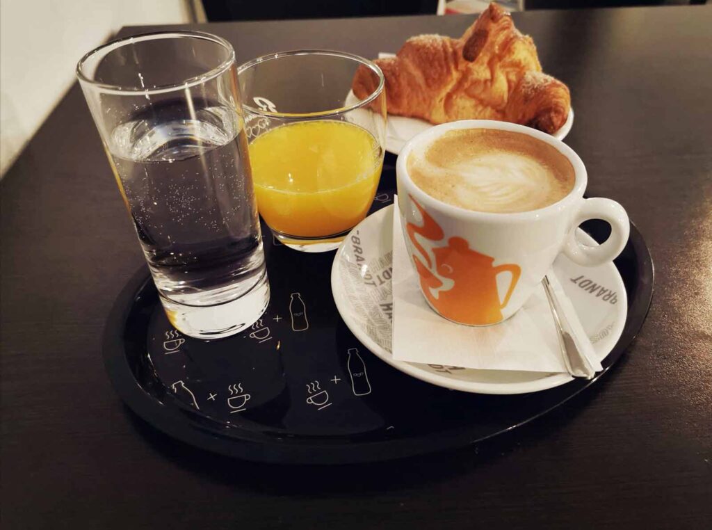 Dnevna jutranja ponudba: kava, rogljiček in sok.